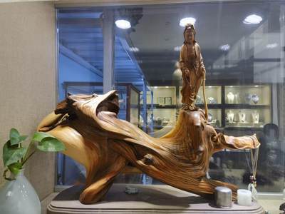 太行崖柏观音摆件乔迁办公祝寿，太行崖柏观音摆件扭曲料原皮原色背部有轻微天然裂痕属正常现象！不影响摆放，介意者慎拍！尺寸：含底座高53宽：65