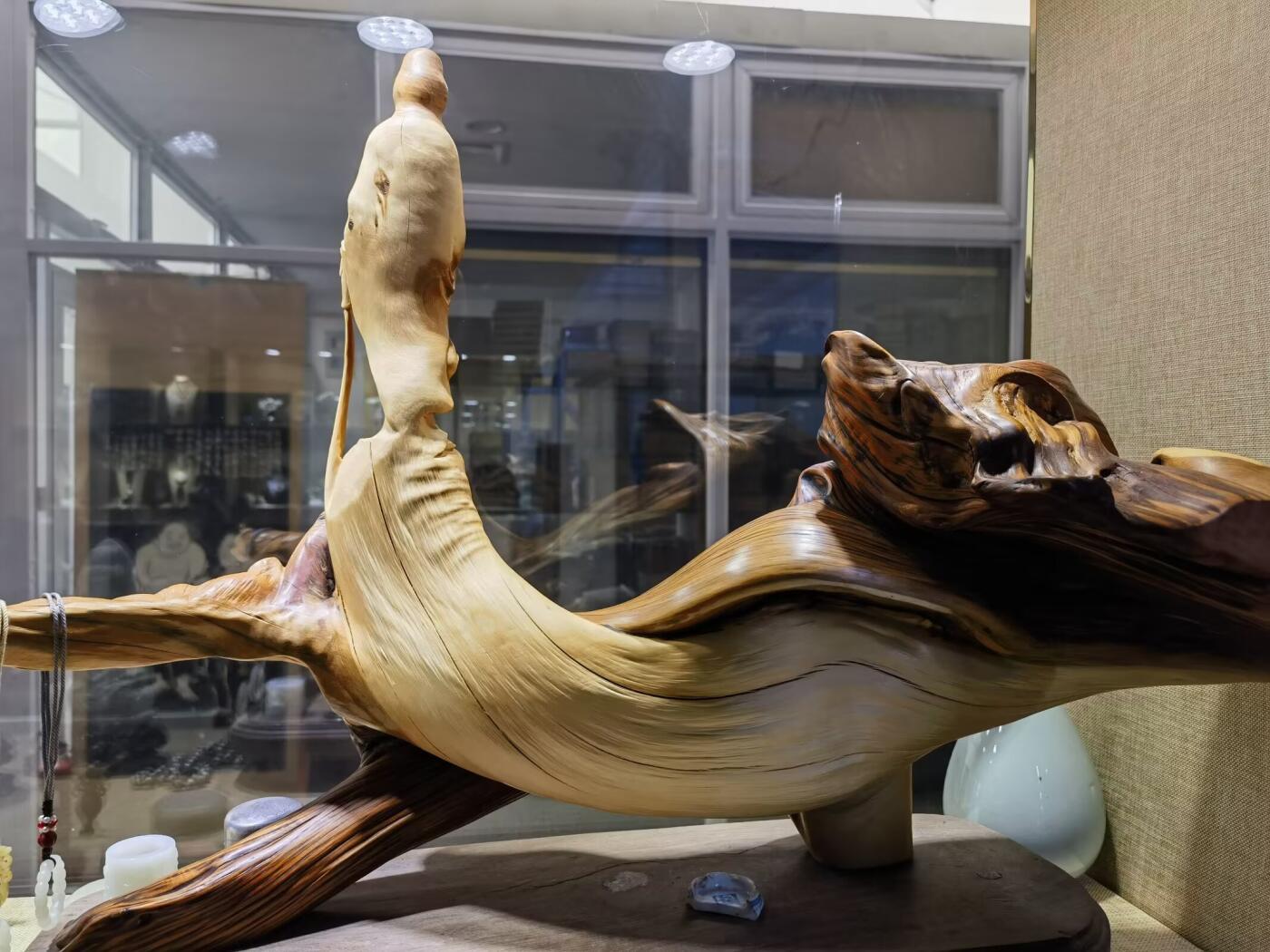 太行崖柏观音摆件乔迁办公祝寿，太行崖柏观音摆件扭曲料原皮原色背部有轻微天然裂痕属正常现象！不影响摆放，介意者慎拍！尺寸：含底座高53宽：65