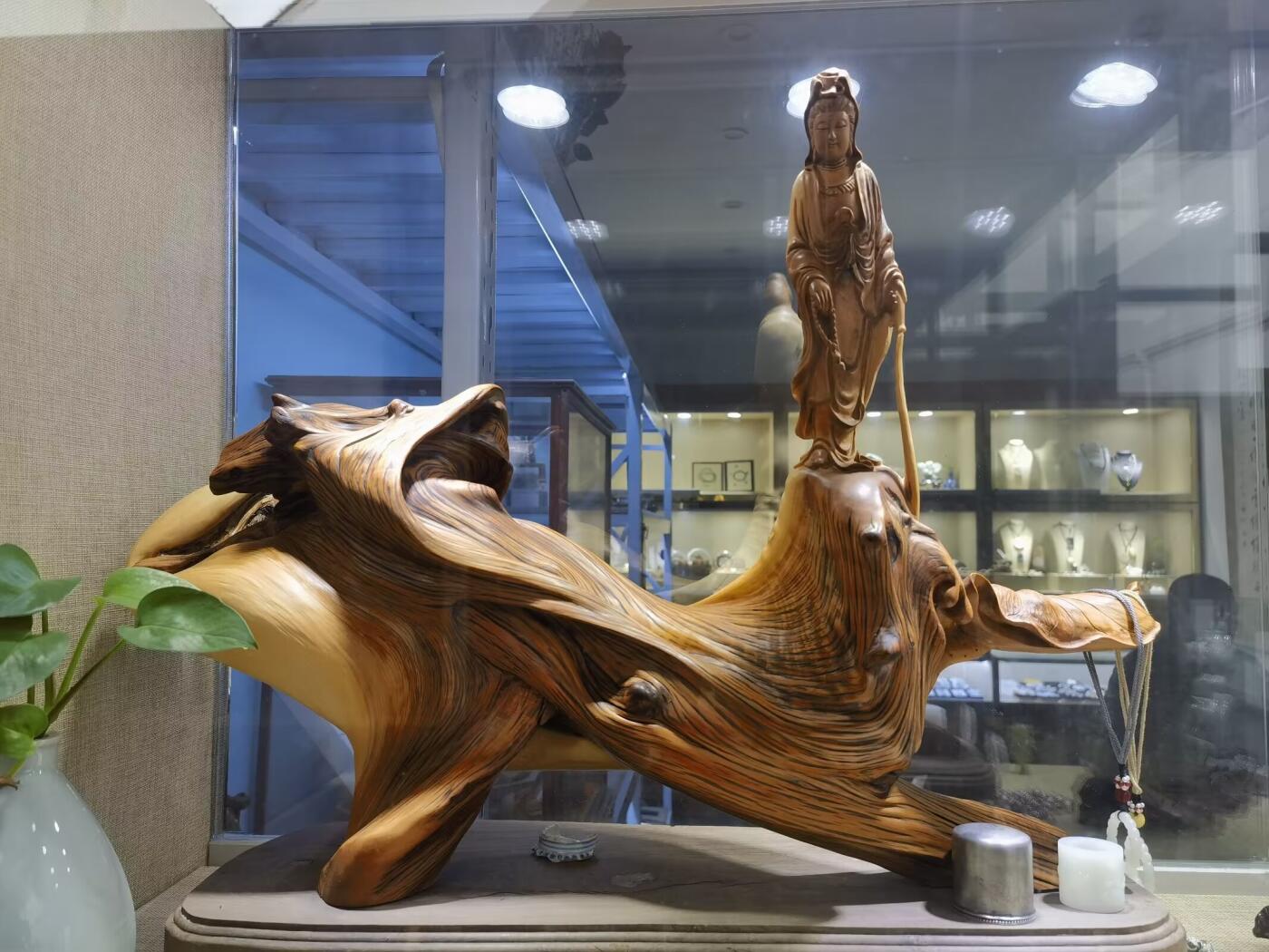 太行崖柏观音摆件乔迁办公祝寿，太行崖柏观音摆件扭曲料原皮原色背部有轻微天然裂痕属正常现象！不影响摆放，介意者慎拍！尺寸：含底座高53宽：65