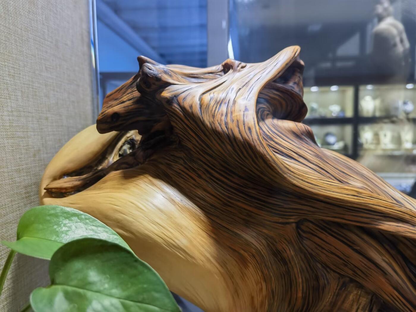 太行崖柏观音摆件乔迁办公祝寿，太行崖柏观音摆件扭曲料原皮原色背部有轻微天然裂痕属正常现象！不影响摆放，介意者慎拍！尺寸：含底座高53宽：65