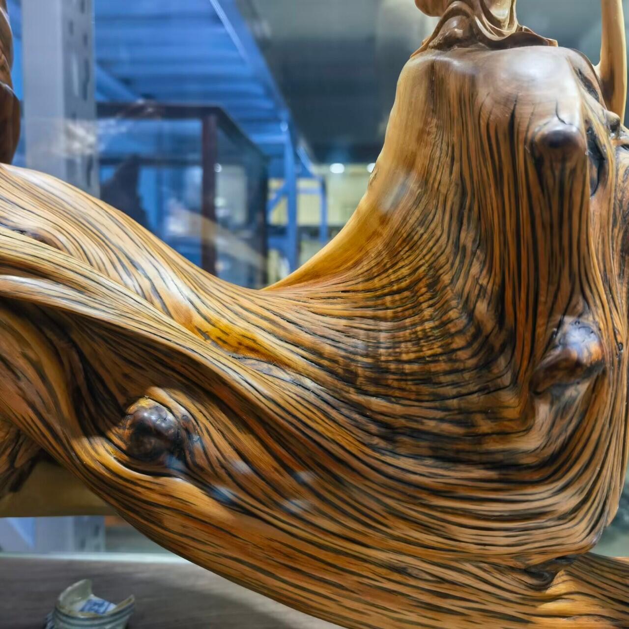 太行崖柏观音摆件乔迁办公祝寿，太行崖柏观音摆件扭曲料原皮原色背部有轻微天然裂痕属正常现象！不影响摆放，介意者慎拍！尺寸：含底座高53宽：65