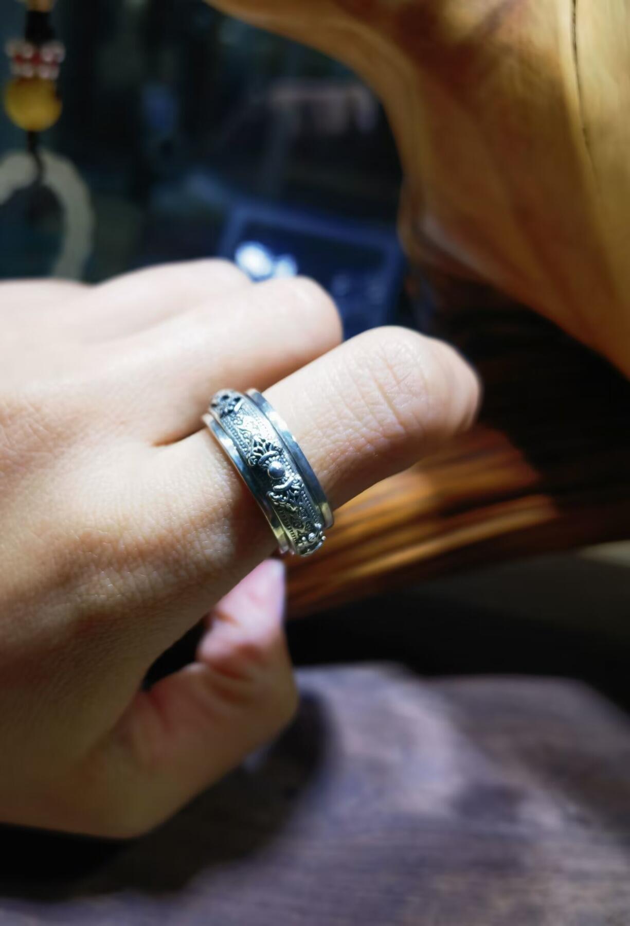 925银指圈戒指女款，外圈可转动，雕刻六字真言降魔铃等，内径16。