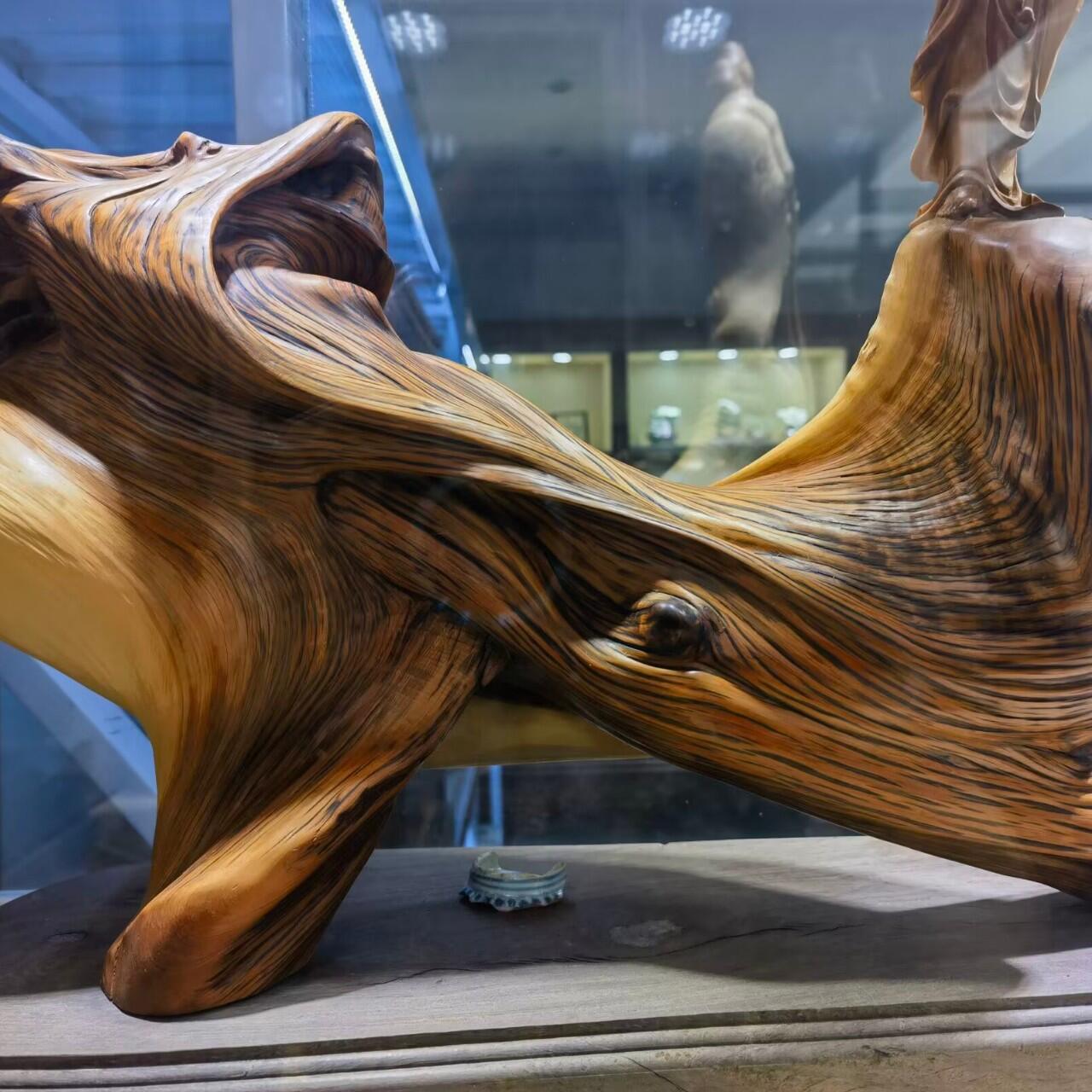 太行崖柏观音摆件乔迁办公祝寿，太行崖柏观音摆件扭曲料原皮原色背部有轻微天然裂痕属正常现象！不影响摆放，介意者慎拍！尺寸：含底座高53宽：65