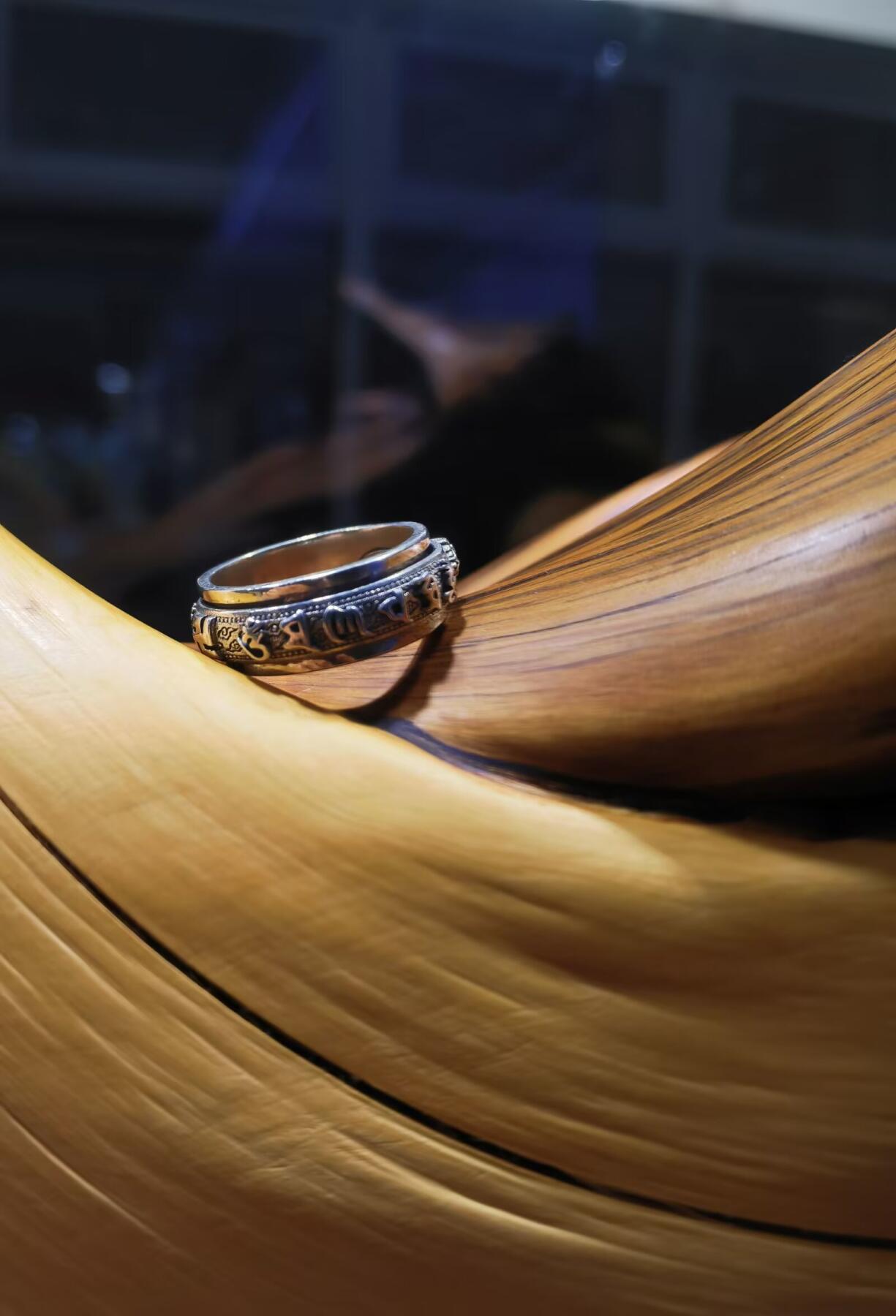 925银指圈戒指女款，外圈可转动，雕刻六字真言降魔铃等，内径16。