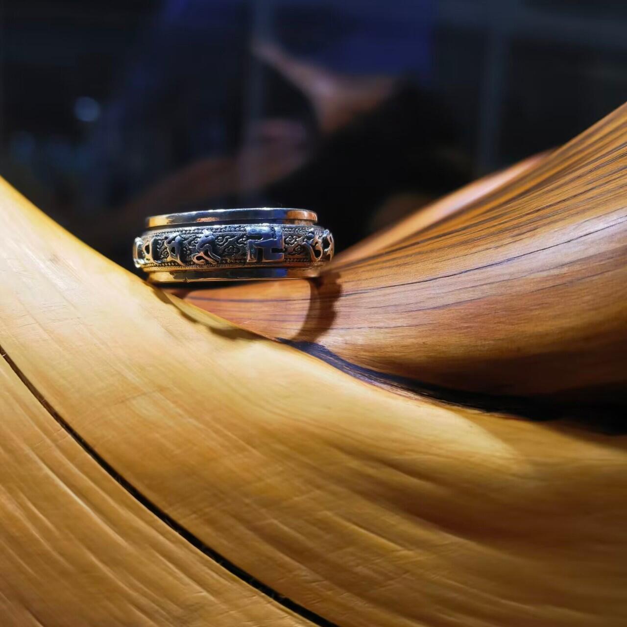 925银指圈戒指女款，外圈可转动，雕刻六字真言降魔铃等，内径16。