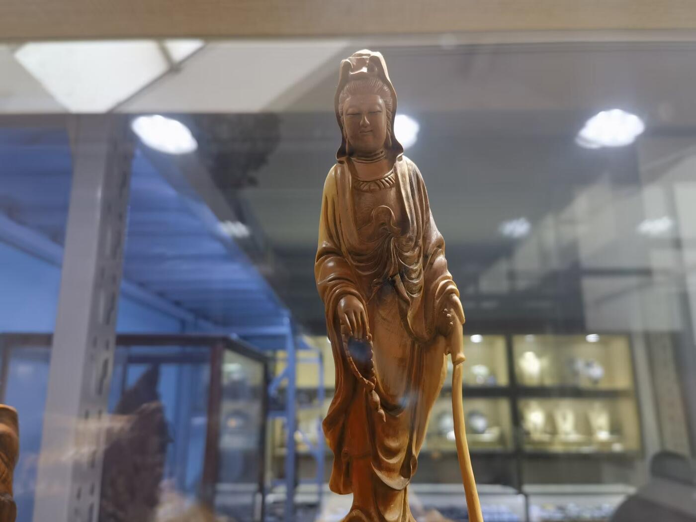 太行崖柏观音摆件乔迁办公祝寿，太行崖柏观音摆件扭曲料原皮原色背部有轻微天然裂痕属正常现象！不影响摆放，介意者慎拍！尺寸：含底座高53宽：65