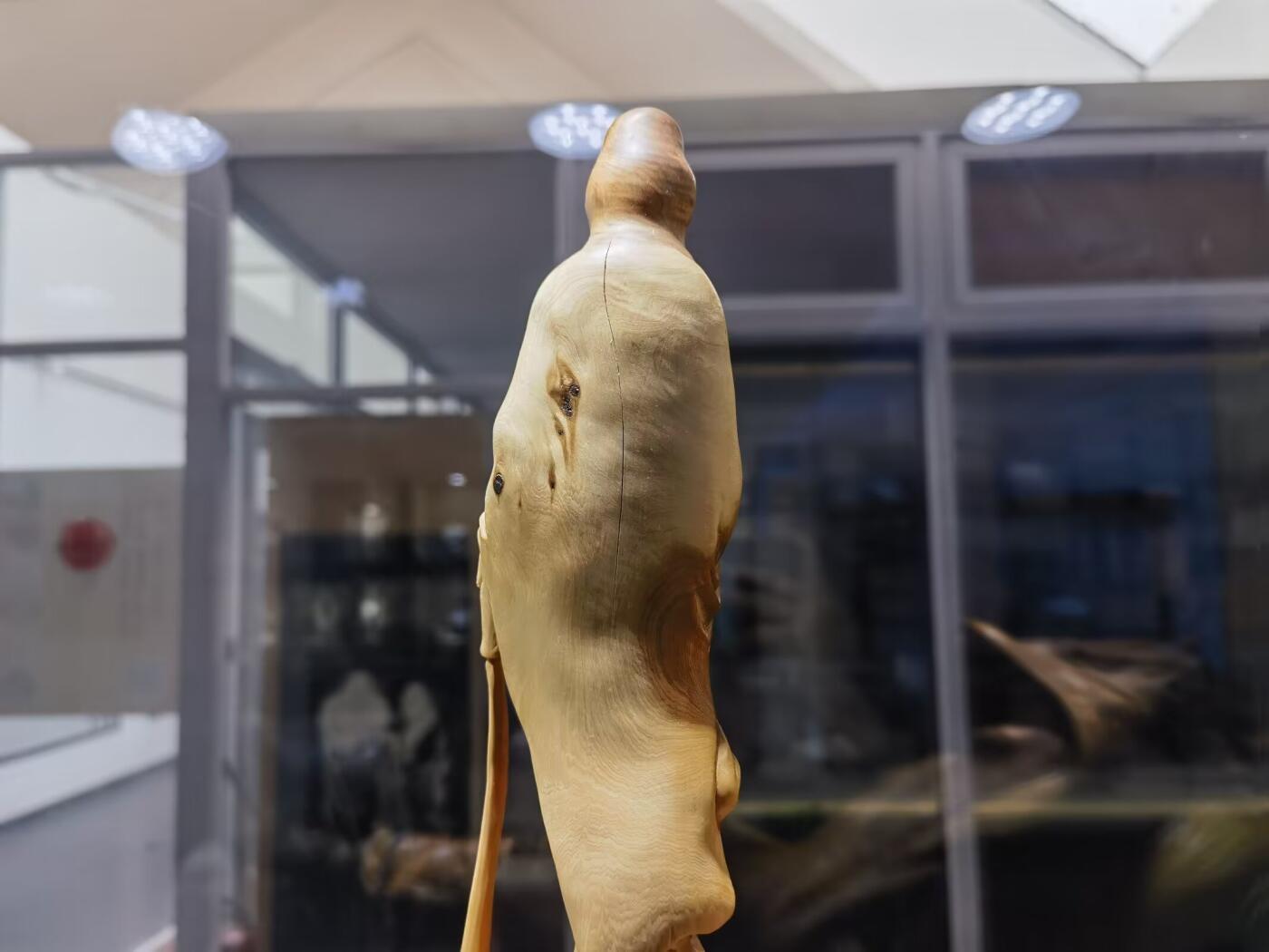 太行崖柏观音摆件乔迁办公祝寿，太行崖柏观音摆件扭曲料原皮原色背部有轻微天然裂痕属正常现象！不影响摆放，介意者慎拍！尺寸：含底座高53宽：65