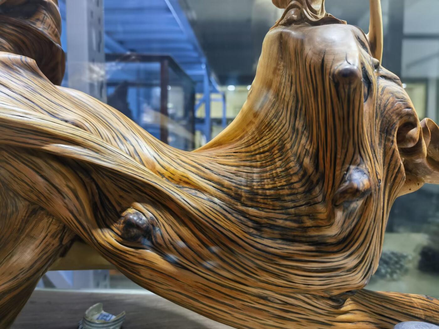 太行崖柏观音摆件乔迁办公祝寿，太行崖柏观音摆件扭曲料原皮原色背部有轻微天然裂痕属正常现象！不影响摆放，介意者慎拍！尺寸：含底座高53宽：65