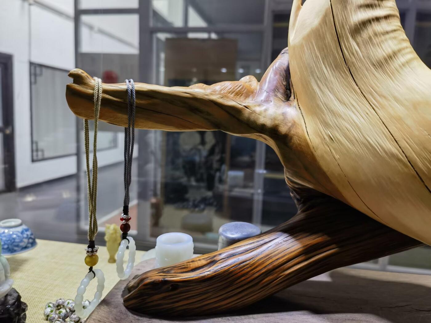 太行崖柏观音摆件乔迁办公祝寿，太行崖柏观音摆件扭曲料原皮原色背部有轻微天然裂痕属正常现象！不影响摆放，介意者慎拍！尺寸：含底座高53宽：65