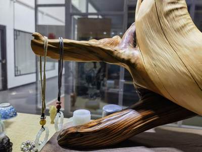 太行崖柏观音摆件乔迁办公祝寿，太行崖柏观音摆件扭曲料原皮原色背部有轻微天然裂痕属正常现象！不影响摆放，介意者慎拍！尺寸：含底座高53宽：65