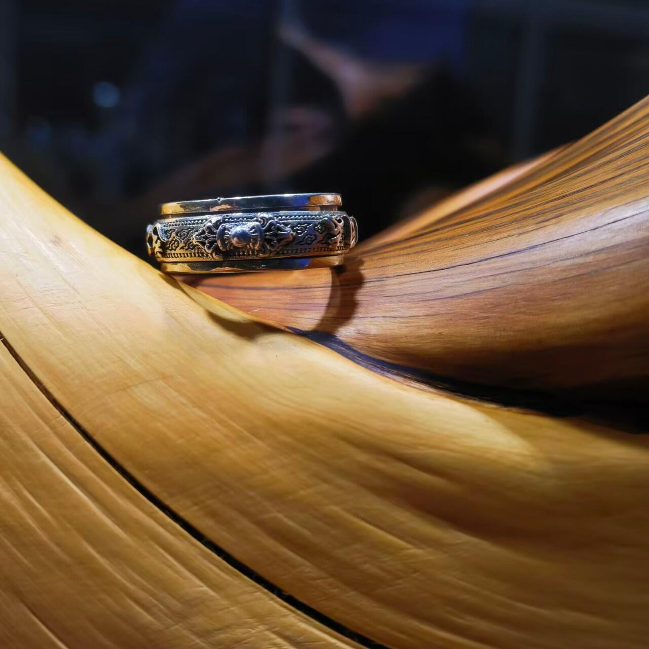 925银指圈戒指女款，外圈可转动，雕刻六字真言降魔铃等，内径16。