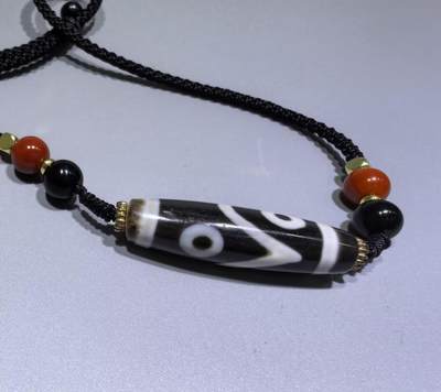 聚源四眼天珠项链锁骨链吊坠挂件男女款，咬线分明，黑白线条有明显的分界线，胎脂比较油润，此款四眼天珠属于特殊图腾的四眼天珠。市面比较少见，纯手工珠。