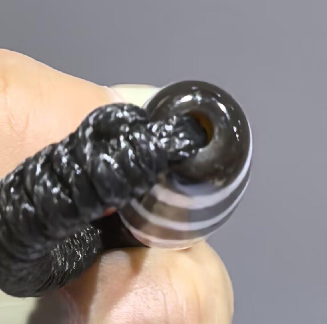 行运二眼天珠手链纯手工珠男女款手串
此款二眼天珠，是行运家早期品相，属于黑白品相，但是行运家天珠的特点就黑线部分远看是黑，上了倍镜以后是深褐色，珠体表面可见细风化纹，手工绘制图腾。
​尺寸:3.8*1.0cm
​