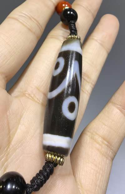 聚源四眼天珠项链锁骨链吊坠挂件男女款，咬线分明，黑白线条有明显的分界线，胎脂比较油润，此款四眼天珠属于特殊图腾的四眼天珠。市面比较少见，纯手工珠。