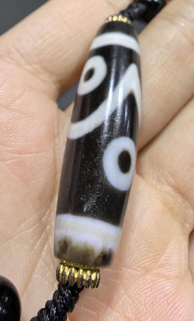 聚源四眼天珠项链锁骨链吊坠挂件男女款，咬线分明，黑白线条有明显的分界线，胎脂比较油润，此款四眼天珠属于特殊图腾的四眼天珠。市面比较少见，纯手工珠。
