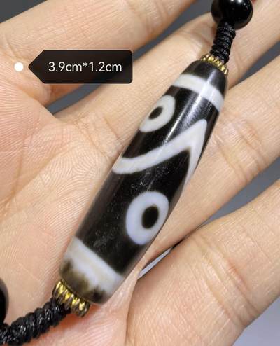 聚源四眼天珠项链锁骨链吊坠挂件男女款，咬线分明，黑白线条有明显的分界线，胎脂比较油润，此款四眼天珠属于特殊图腾的四眼天珠。市面比较少见，纯手工珠。