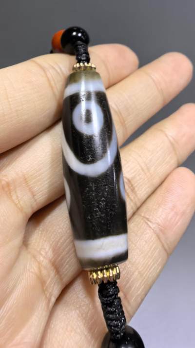 聚源四眼天珠项链锁骨链吊坠挂件男女款，咬线分明，黑白线条有明显的分界线，胎脂比较油润，此款四眼天珠属于特殊图腾的四眼天珠。市面比较少见，纯手工珠。