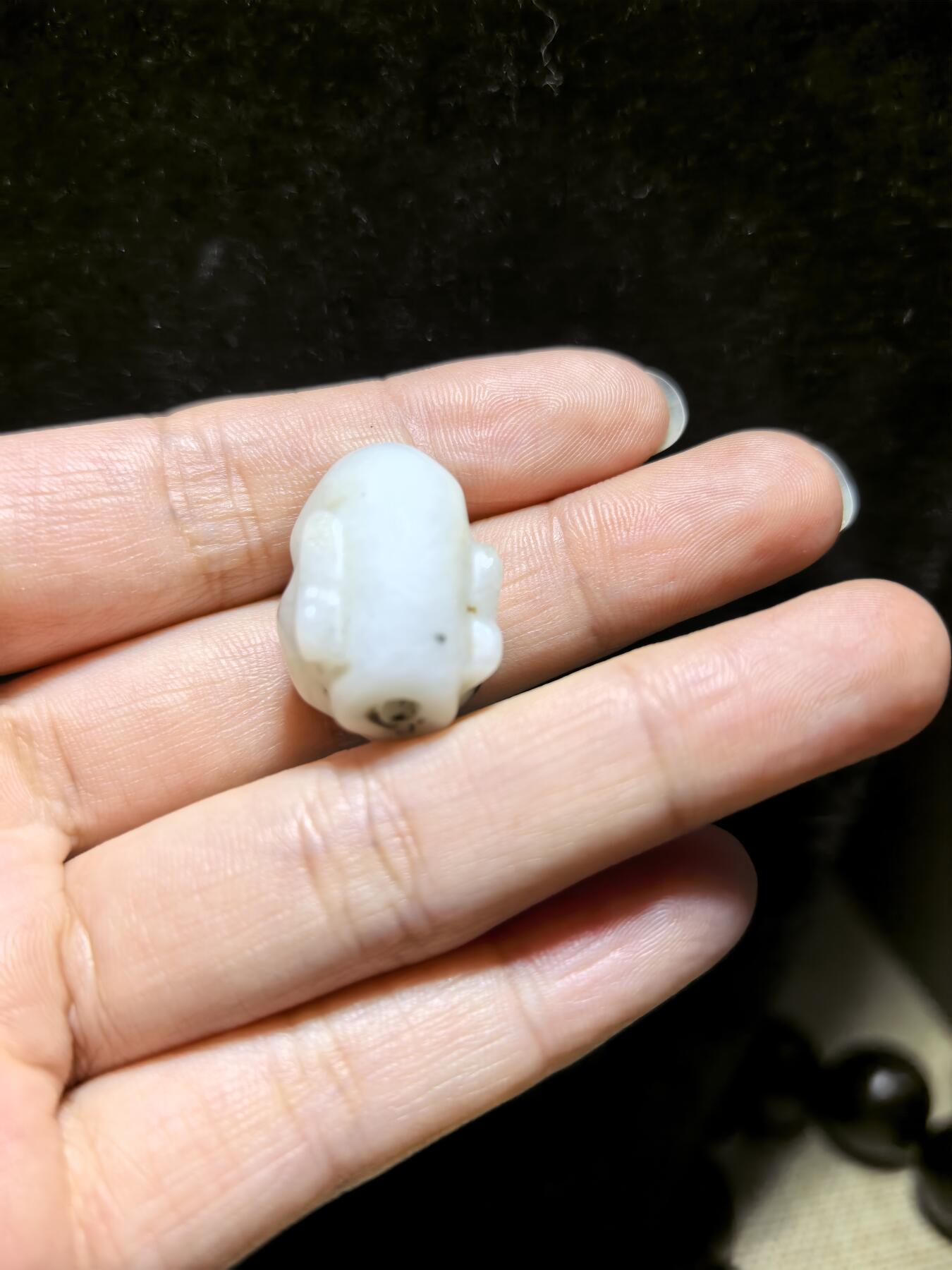 旧藏和田玉佛头吊坠挂件，可见岁月包浆痕迹，尺寸:19mm*16mm*17mm