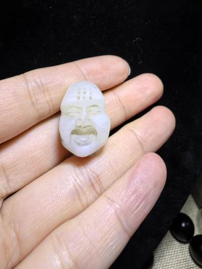 旧藏和田玉佛头吊坠挂件，可见岁月包浆痕迹，尺寸:19mm*16mm*17mm