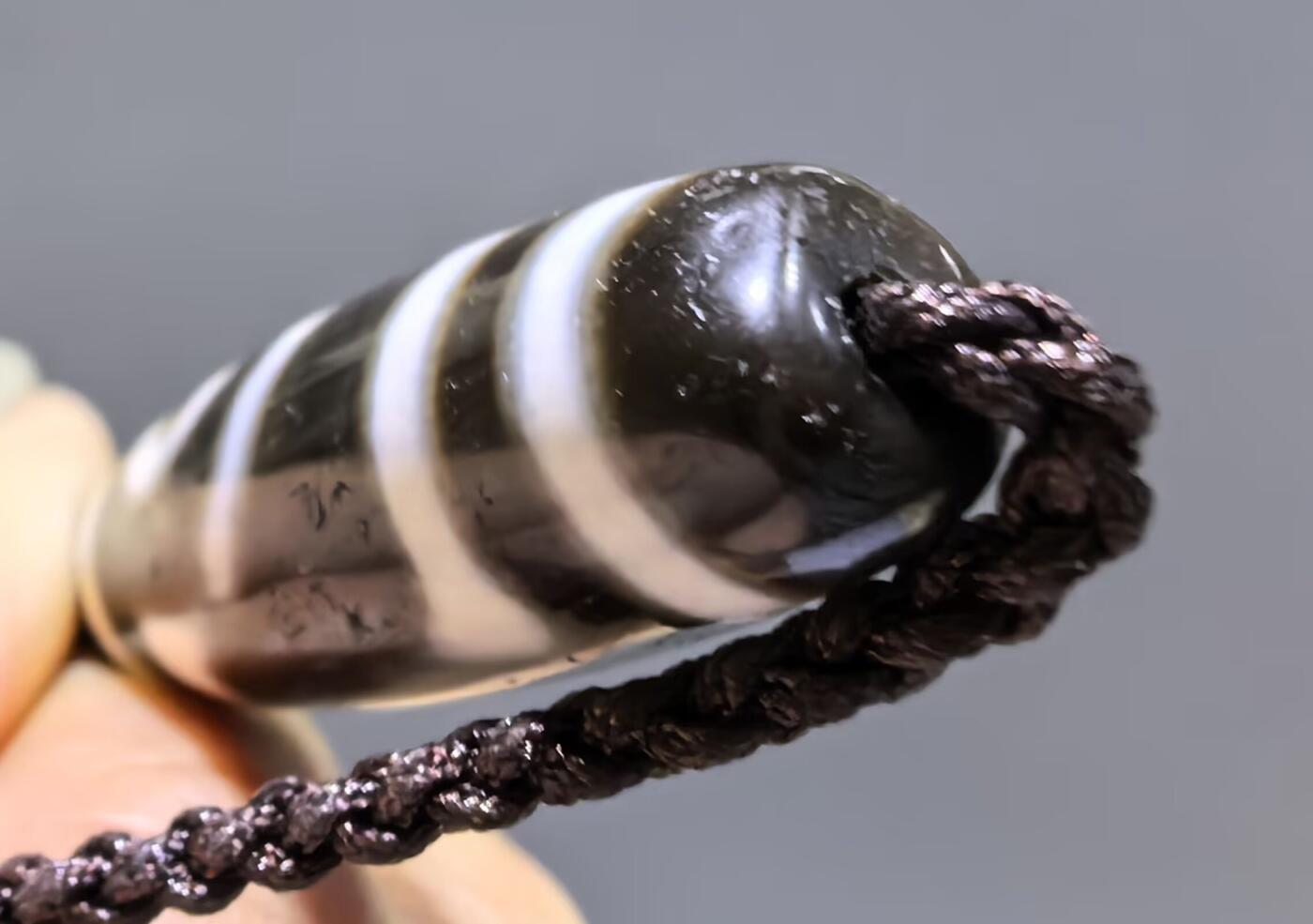 清末民国二眼天珠项链清末民国二眼天珠
此款二眼天珠是小年份大清至民国。可见明显的岁月包浆痕迹，珠体有明显的油沁，这是由于长时间佩戴，人体的油脂已经渗透到玛瑙里，产生了灰沁。
​尺寸:3.8*1.1cm
​