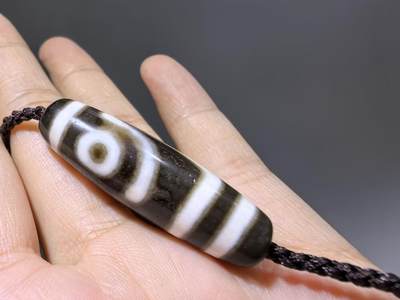 清末民国二眼天珠项链清末民国二眼天珠
此款二眼天珠是小年份大清至民国。可见明显的岁月包浆痕迹，珠体有明显的油沁，这是由于长时间佩戴，人体的油脂已经渗透到玛瑙里，产生了灰沁。
​尺寸:3.8*1.1cm
​