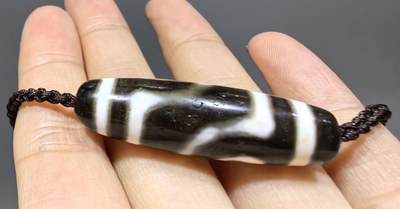 清末民国二眼天珠项链清末民国二眼天珠
此款二眼天珠是小年份大清至民国。可见明显的岁月包浆痕迹，珠体有明显的油沁，这是由于长时间佩戴，人体的油脂已经渗透到玛瑙里，产生了灰沁。
​尺寸:3.8*1.1cm
​