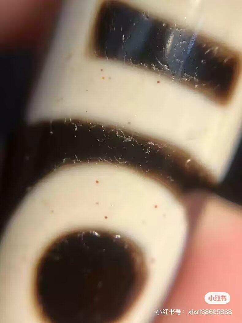 清末民国二眼天珠项链清末民国二眼天珠
此款二眼天珠是小年份大清至民国。可见明显的岁月包浆痕迹，珠体有明显的油沁，这是由于长时间佩戴，人体的油脂已经渗透到玛瑙里，产生了灰沁。
​尺寸:3.8*1.1cm
​