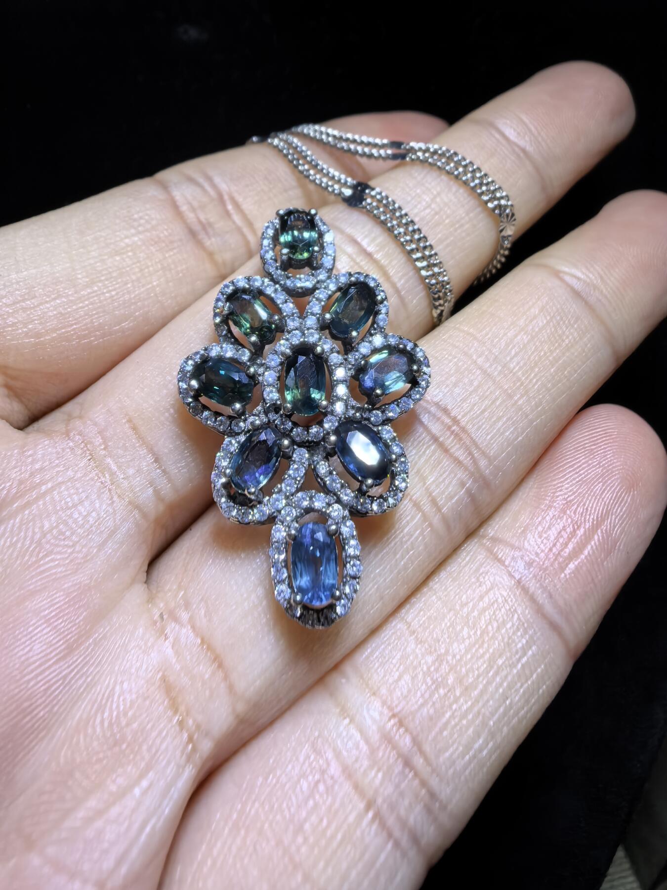 蓝宝石吊坠项链锁骨链挂件女款，纯天然无烧，自带国检证书，银镶可代镶金，尺寸：3.3cm*2.0cm*0.6cm