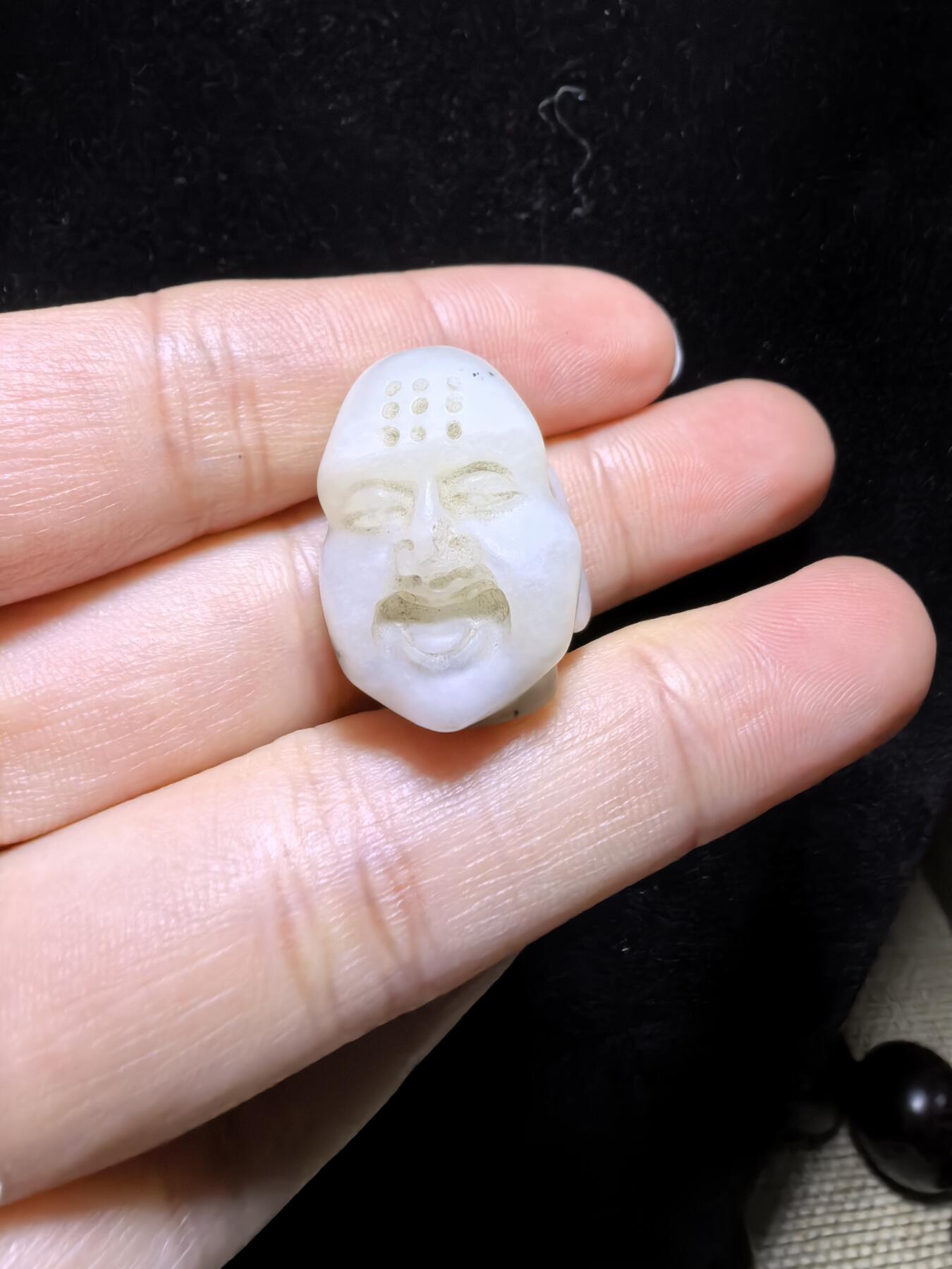 旧藏和田玉佛头吊坠挂件，可见岁月包浆痕迹，尺寸:19mm*16mm*17mm