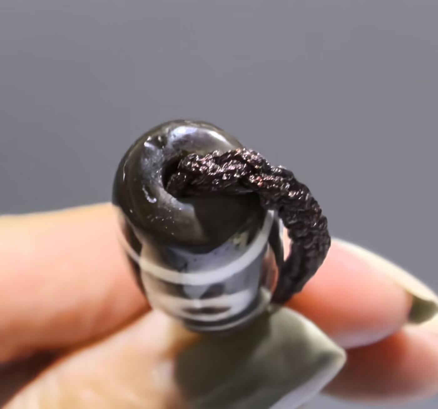 清末民国二眼天珠项链清末民国二眼天珠
此款二眼天珠是小年份大清至民国。可见明显的岁月包浆痕迹，珠体有明显的油沁，这是由于长时间佩戴，人体的油脂已经渗透到玛瑙里，产生了灰沁。
​尺寸:3.8*1.1cm
​