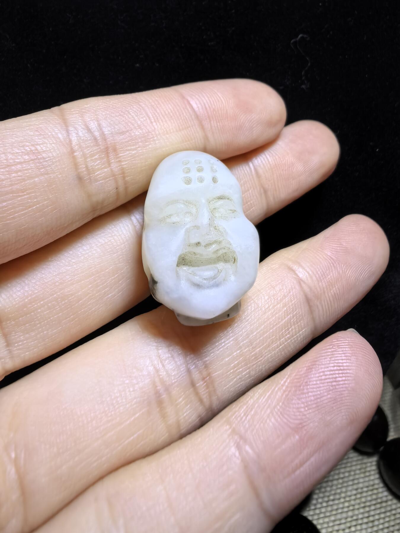 旧藏和田玉佛头吊坠挂件，可见岁月包浆痕迹，尺寸:19mm*16mm*17mm