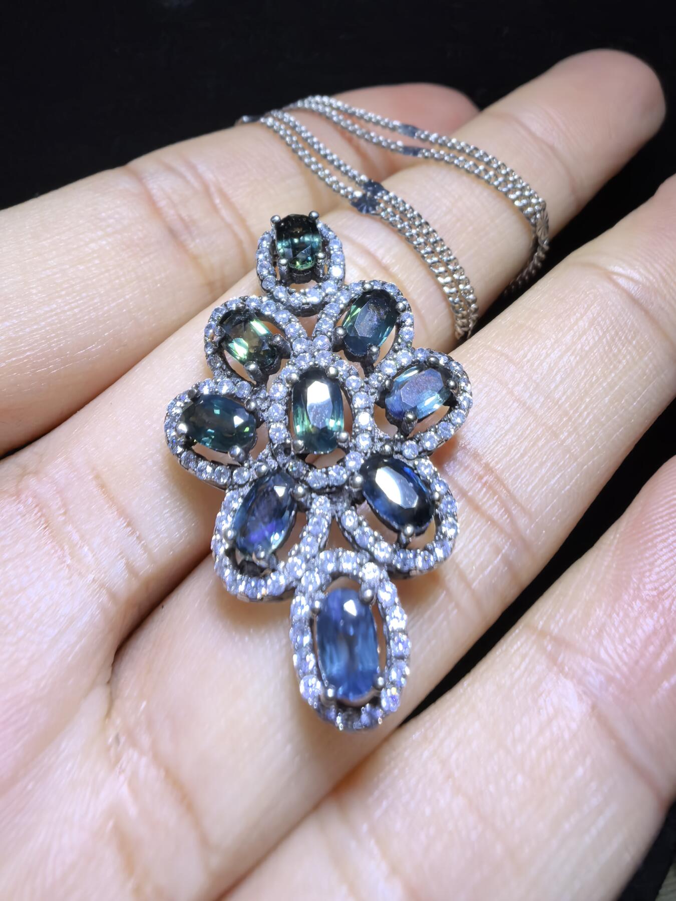 蓝宝石吊坠项链锁骨链挂件女款，纯天然无烧，自带国检证书，银镶可代镶金，尺寸：3.3cm*2.0cm*0.6cm