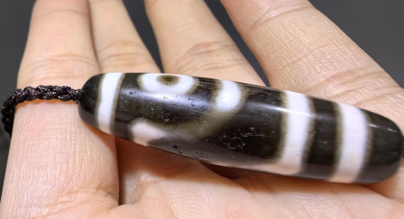 清末民国二眼天珠项链清末民国二眼天珠
此款二眼天珠是小年份大清至民国。可见明显的岁月包浆痕迹，珠体有明显的油沁，这是由于长时间佩戴，人体的油脂已经渗透到玛瑙里，产生了灰沁。
​尺寸:3.8*1.1cm
​