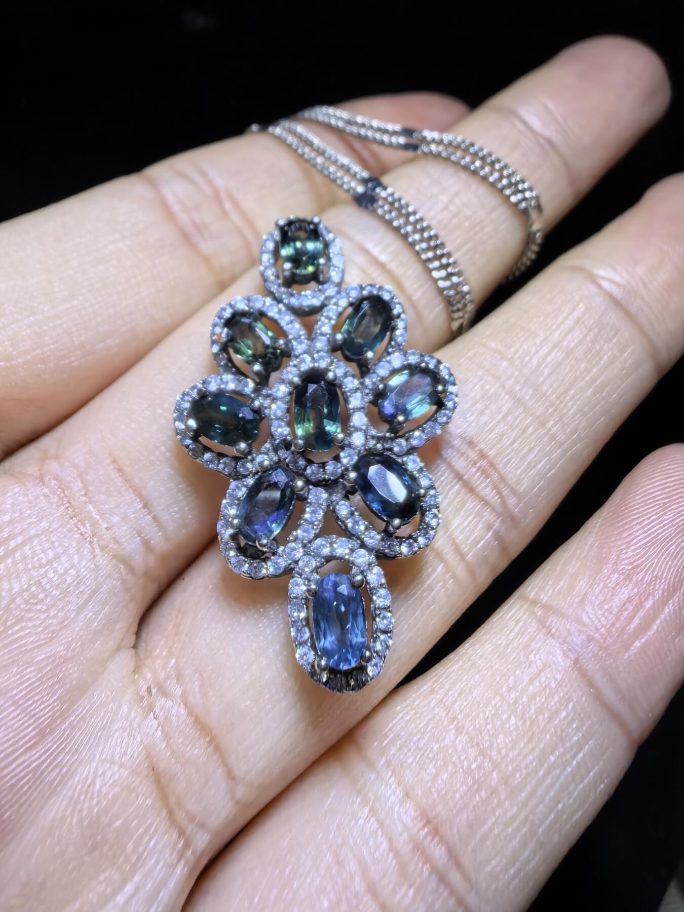 蓝宝石吊坠项链锁骨链挂件女款，纯天然无烧，自带国检证书，银镶可代镶金，尺寸：3.3cm*2.0cm*0.6cm