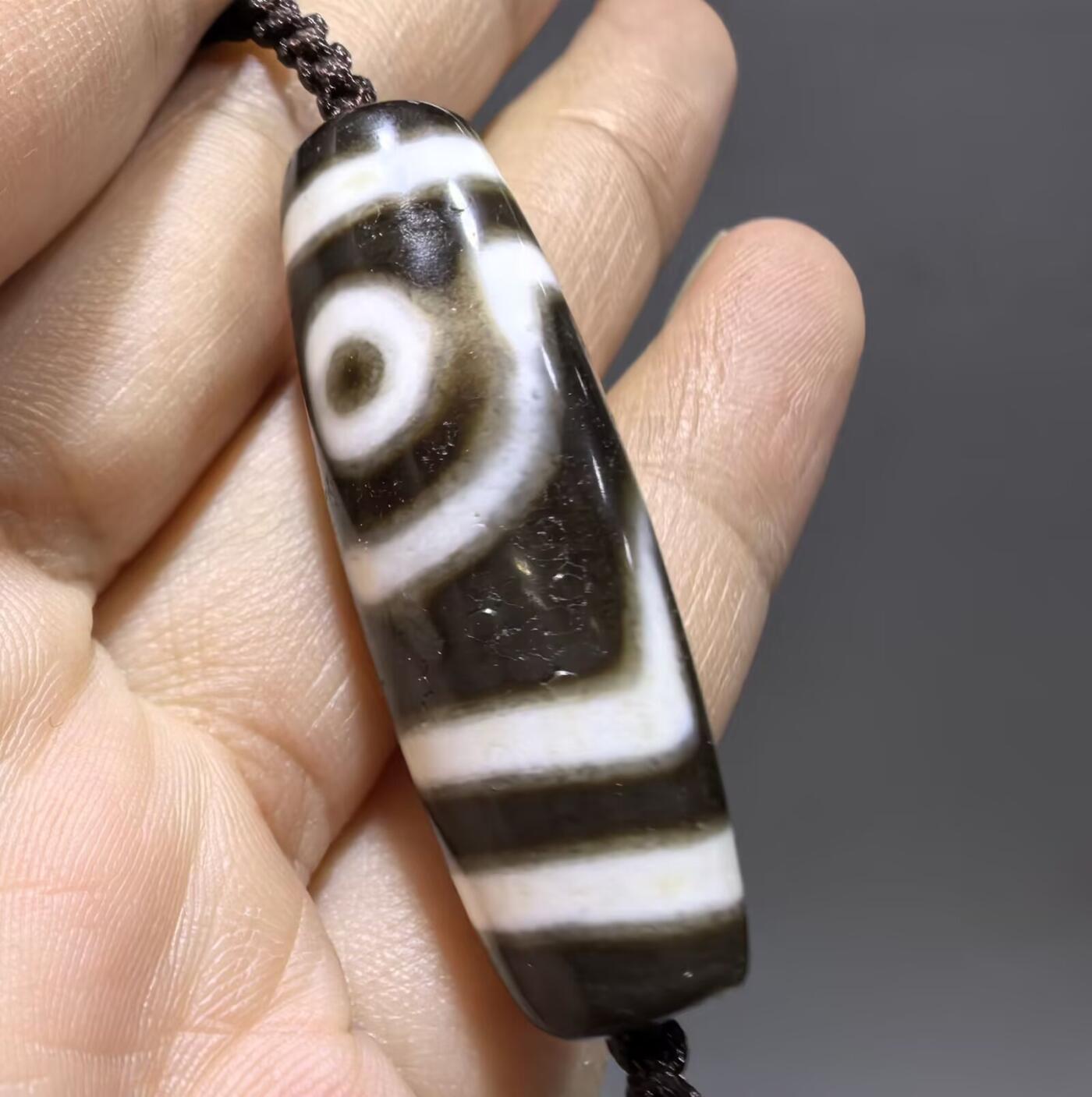 清末民国二眼天珠项链清末民国二眼天珠
此款二眼天珠是小年份大清至民国。可见明显的岁月包浆痕迹，珠体有明显的油沁，这是由于长时间佩戴，人体的油脂已经渗透到玛瑙里，产生了灰沁。
​尺寸:3.8*1.1cm
​