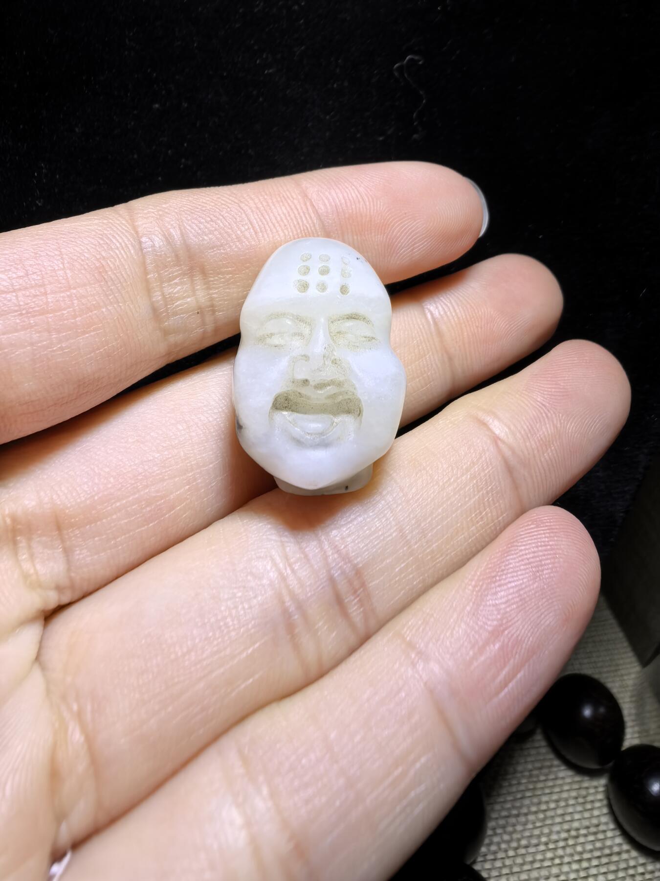 旧藏和田玉佛头吊坠挂件，可见岁月包浆痕迹，尺寸:19mm*16mm*17mm