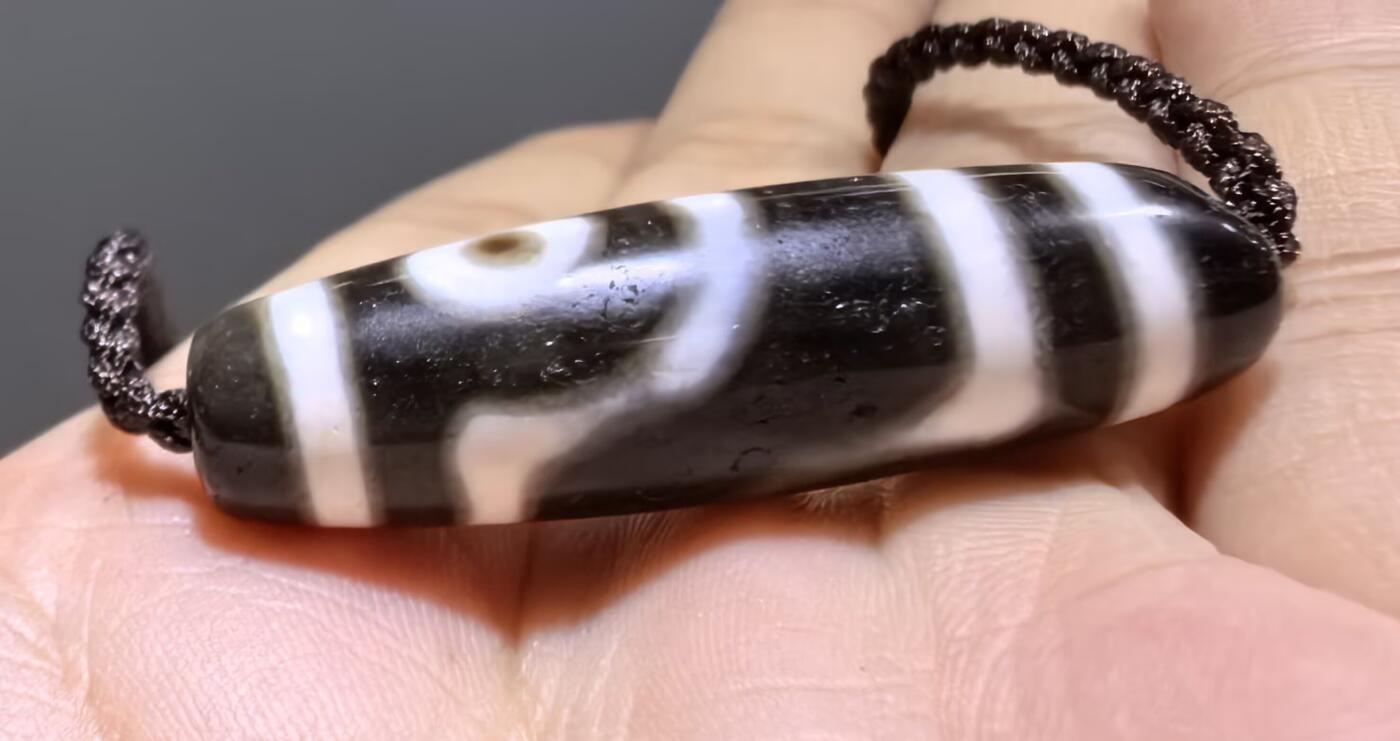 清末民国二眼天珠项链清末民国二眼天珠
此款二眼天珠是小年份大清至民国。可见明显的岁月包浆痕迹，珠体有明显的油沁，这是由于长时间佩戴，人体的油脂已经渗透到玛瑙里，产生了灰沁。
​尺寸:3.8*1.1cm
​