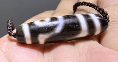 清末民国二眼天珠项链清末民国二眼天珠
此款二眼天珠是小年份大清至民国。可见明显的岁月包浆痕迹，珠体有明显的油沁，这是由于长时间佩戴，人体的油脂已经渗透到玛瑙里，产生了灰沁。
​尺寸:3.8*1.1cm
​