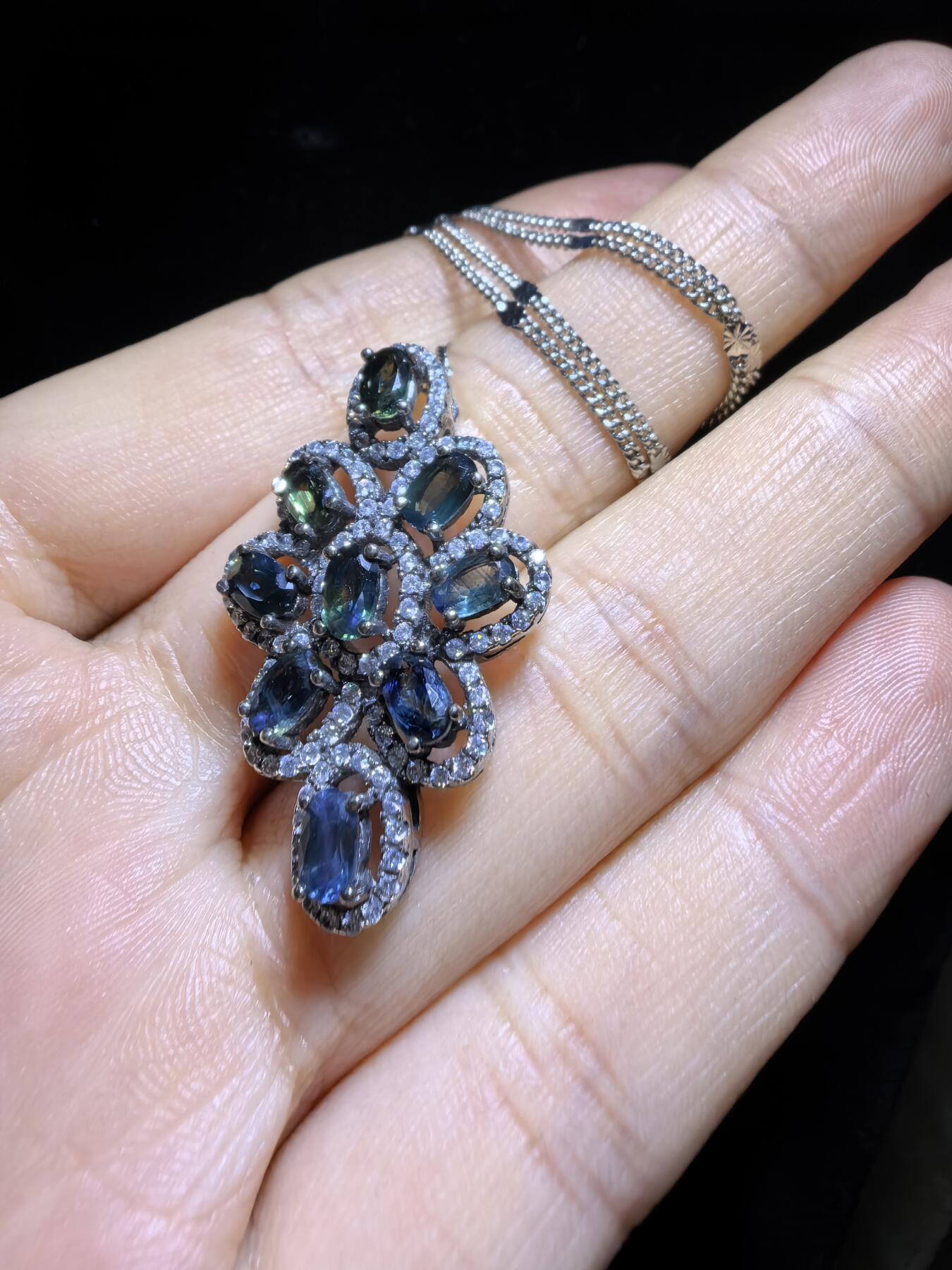 蓝宝石吊坠项链锁骨链挂件女款，纯天然无烧，自带国检证书，银镶可代镶金，尺寸：3.3cm*2.0cm*0.6cm