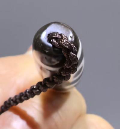 清末民国二眼天珠项链清末民国二眼天珠
此款二眼天珠是小年份大清至民国。可见明显的岁月包浆痕迹，珠体有明显的油沁，这是由于长时间佩戴，人体的油脂已经渗透到玛瑙里，产生了灰沁。
​尺寸:3.8*1.1cm
​