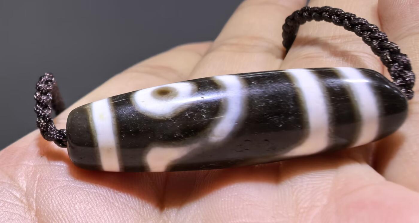 清末民国二眼天珠项链清末民国二眼天珠
此款二眼天珠是小年份大清至民国。可见明显的岁月包浆痕迹，珠体有明显的油沁，这是由于长时间佩戴，人体的油脂已经渗透到玛瑙里，产生了灰沁。
​尺寸:3.8*1.1cm
​