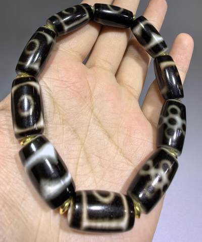 天地、三眼天珠多宝手串男款 尺寸:2.2cm*1.1cm 热门图腾，胎脂温润，晕色独特，皮壳包浆浑厚。