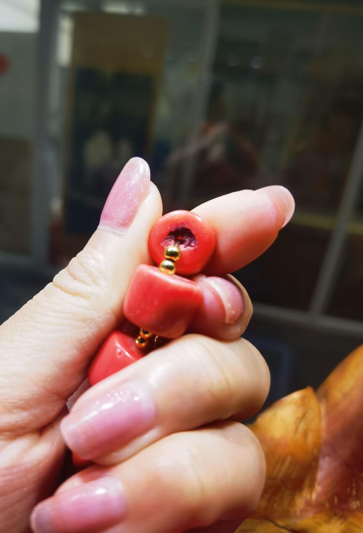 纯天然台湾莫莫珊瑚桶珠手串男女款，可见天然虫眼，不影响佩戴！实物颜色偏粉！尺寸：1.0cm*1.2cm