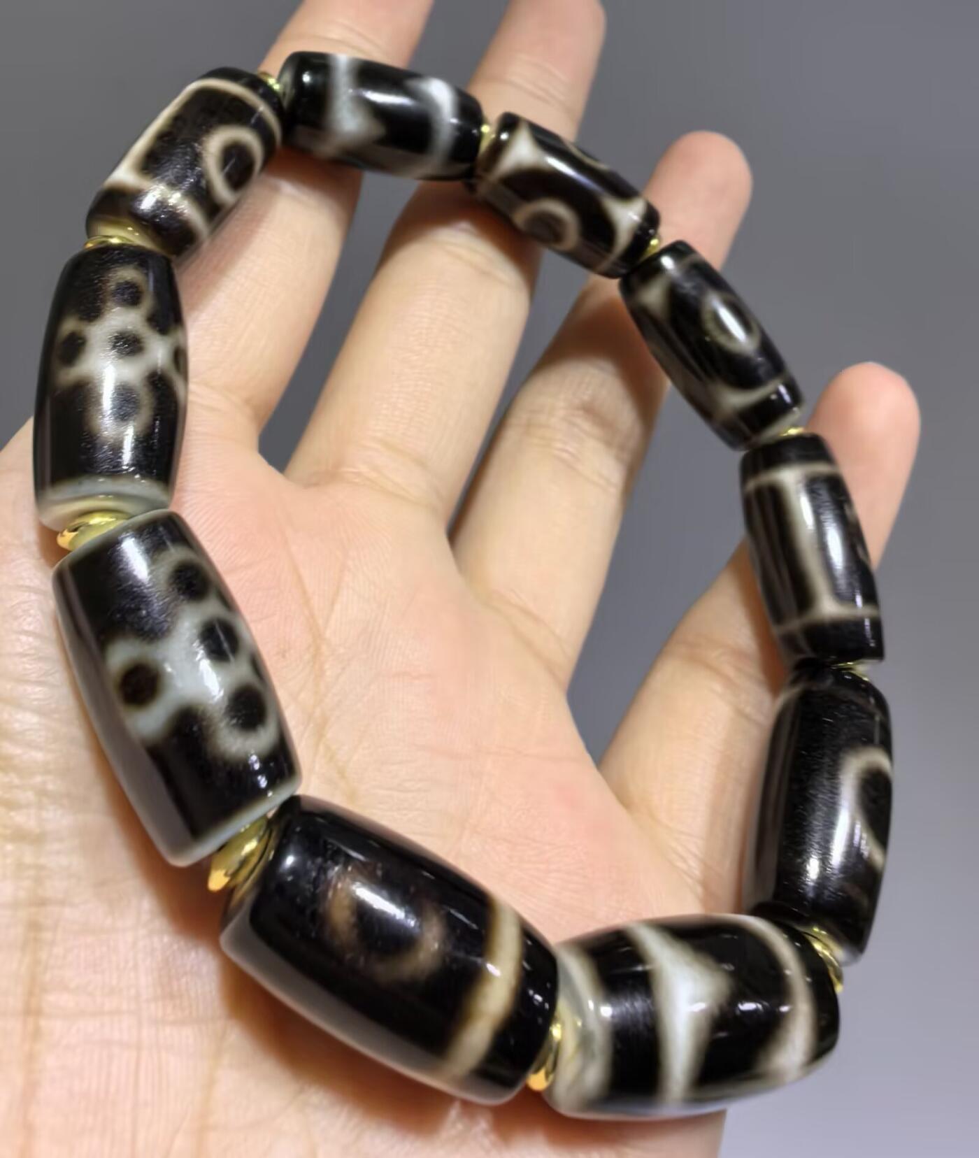 天地、三眼天珠多宝手串男款 尺寸:2.2cm*1.1cm 热门图腾，胎脂温润，晕色独特，皮壳包浆浑厚。