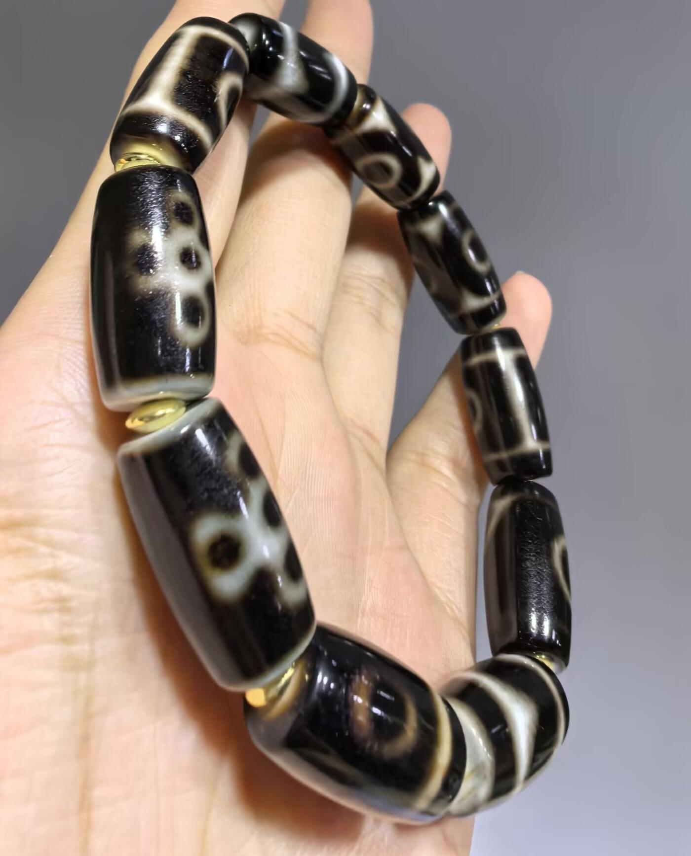 天地、三眼天珠多宝手串男款 尺寸:2.2cm*1.1cm 热门图腾，胎脂温润，晕色独特，皮壳包浆浑厚。