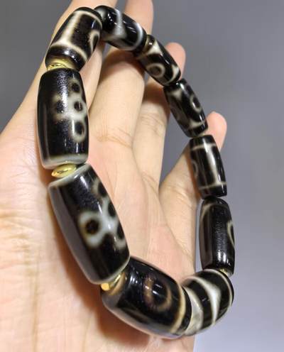 天地、三眼天珠多宝手串男款 尺寸:2.2cm*1.1cm 热门图腾，胎脂温润，晕色独特，皮壳包浆浑厚。