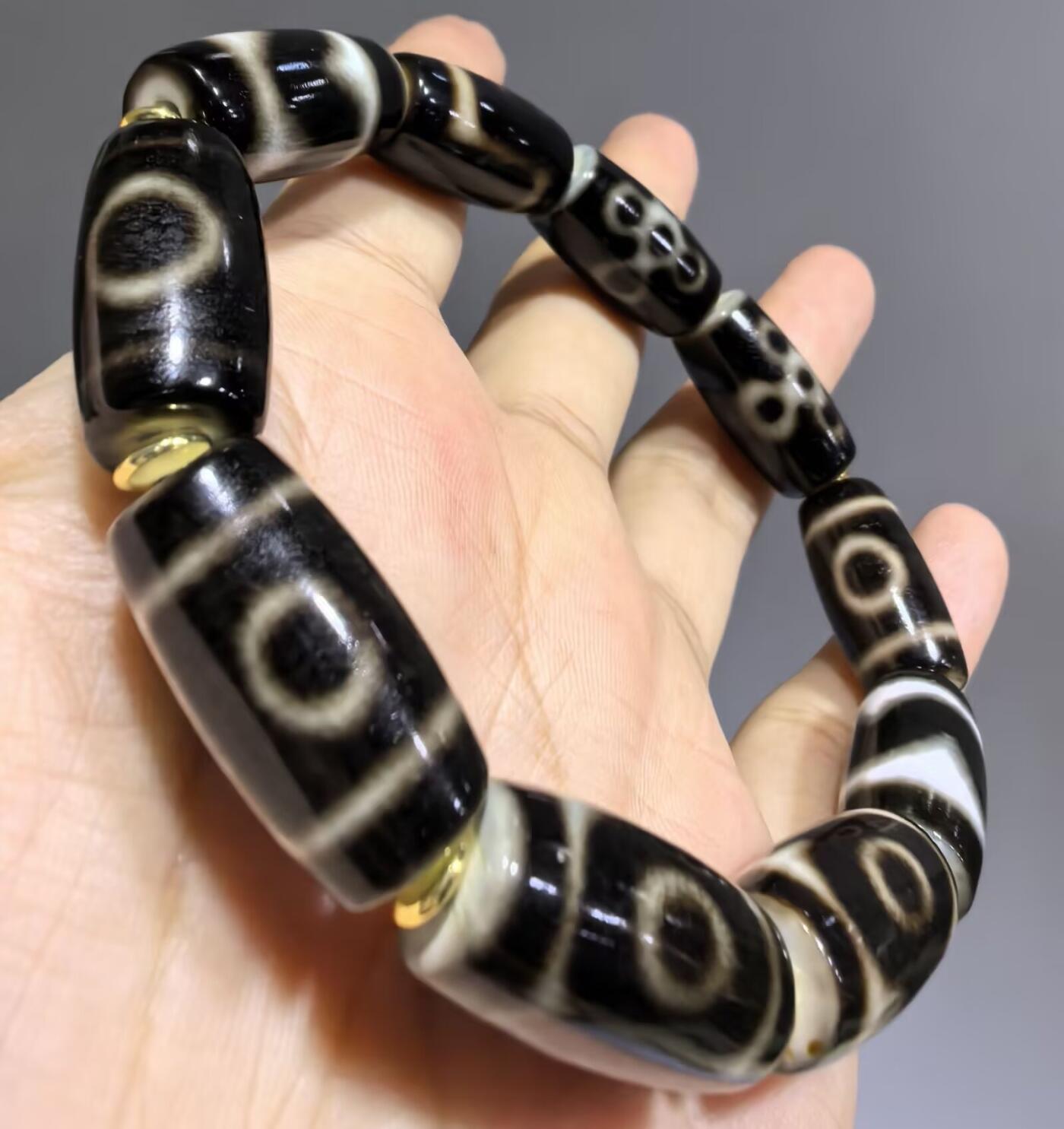 天地、三眼天珠多宝手串男款 尺寸:2.2cm*1.1cm 热门图腾，胎脂温润，晕色独特，皮壳包浆浑厚。