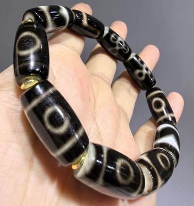 天地、三眼天珠多宝手串男款 尺寸:2.2cm*1.1cm 热门图腾，胎脂温润，晕色独特，皮壳包浆浑厚。