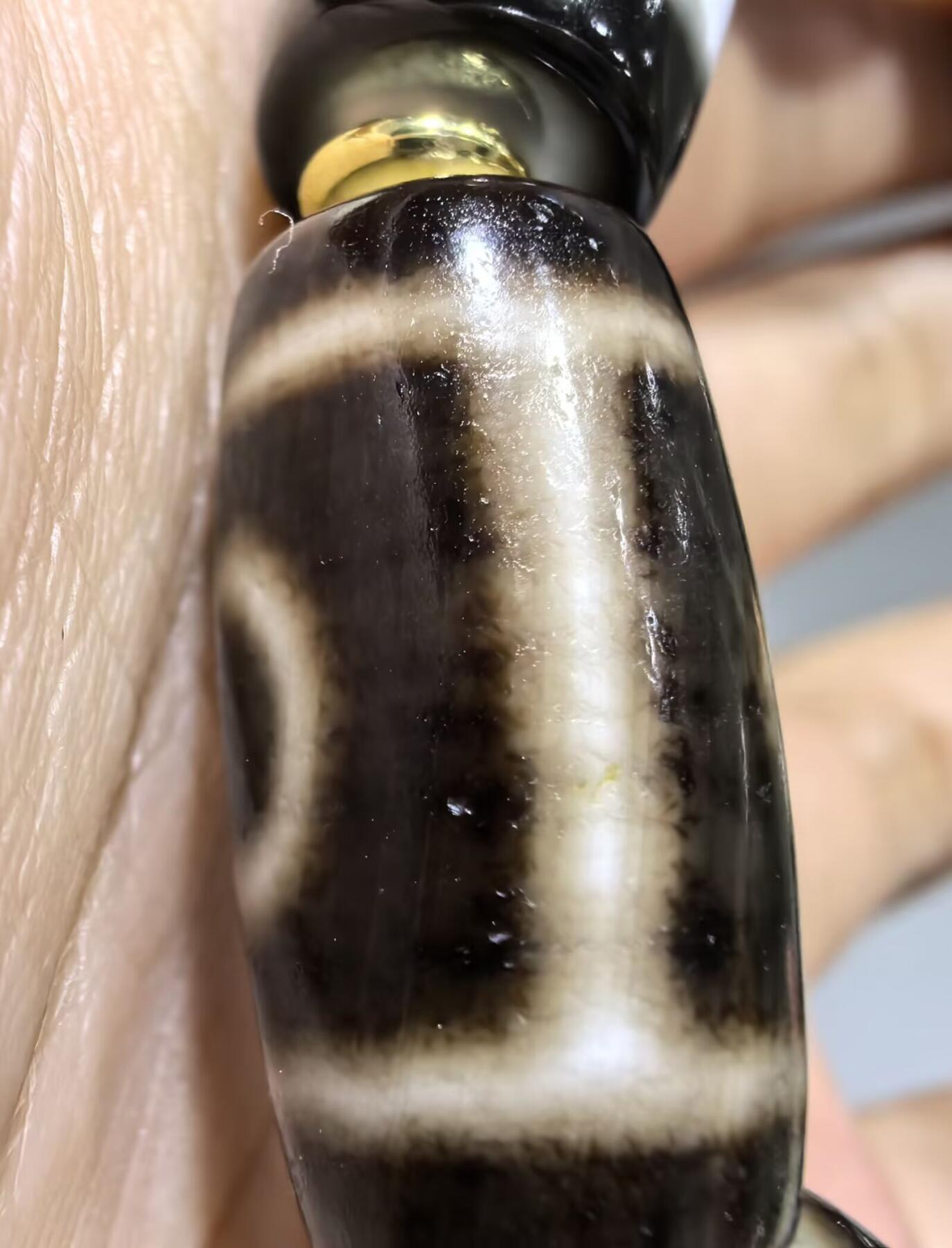 天地、三眼天珠多宝手串男款 尺寸:2.2cm*1.1cm 热门图腾，胎脂温润，晕色独特，皮壳包浆浑厚。