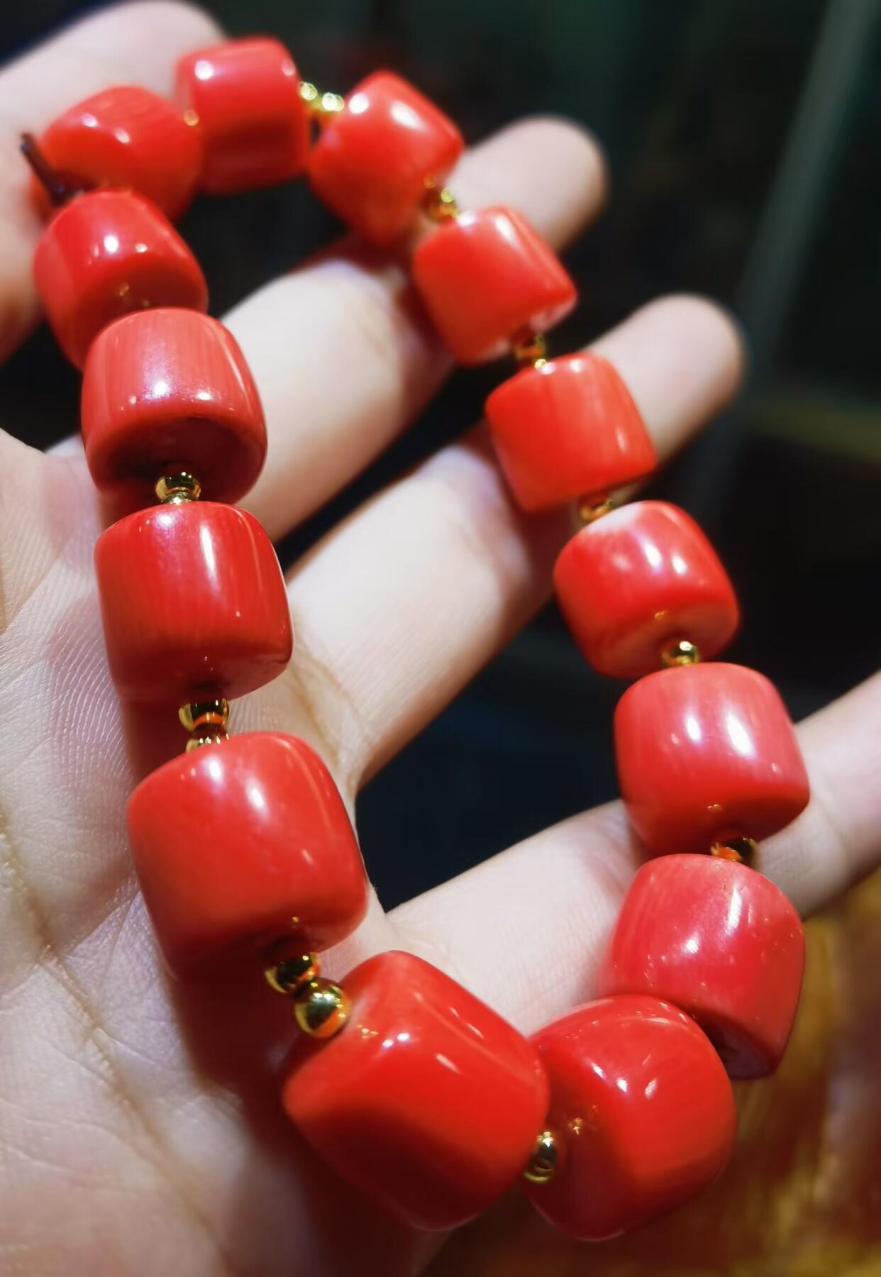 纯天然台湾莫莫珊瑚桶珠手串男女款，可见天然虫眼，不影响佩戴！实物颜色偏粉！尺寸：1.0cm*1.2cm